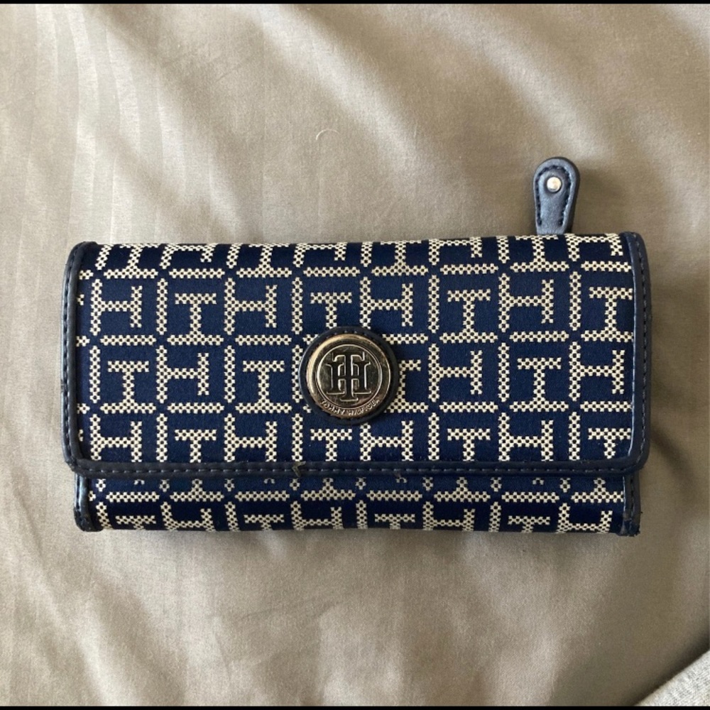 Tommy Hilfiger Monogram Wallet W/ Zipper